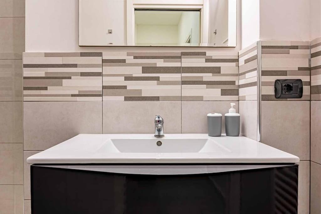 Guest Planet - Modern Flat Centrale M2 Milan Bagian luar foto