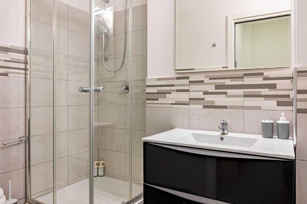 Guest Planet - Modern Flat Centrale M2 Milan Bagian luar foto