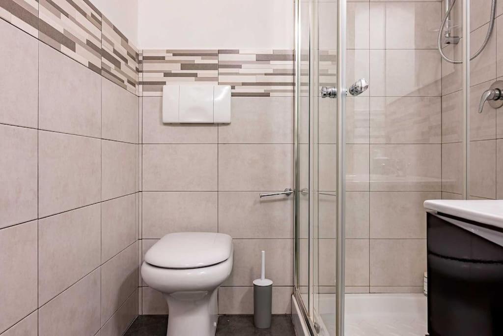 Guest Planet - Modern Flat Centrale M2 Milan Bagian luar foto