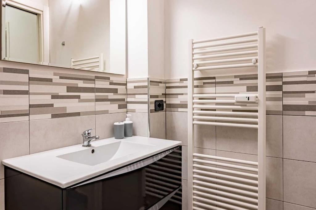 Guest Planet - Modern Flat Centrale M2 Milan Bagian luar foto